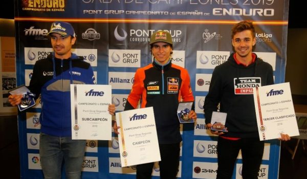 Guerrero, a la izquierda, tras recoger el trofeo que lo acredita como campeón nacional