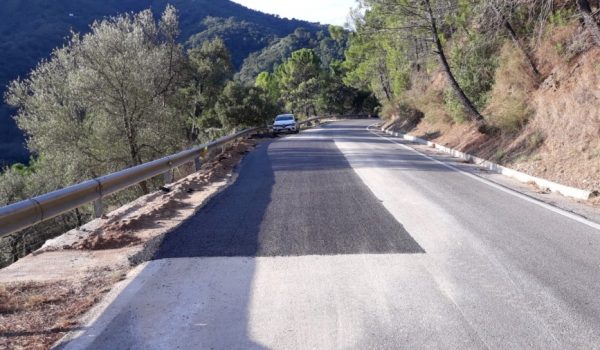 Imagen de los trabajos ejecutados en la vía que une Algatocín con Jubrique (la MA-8305).