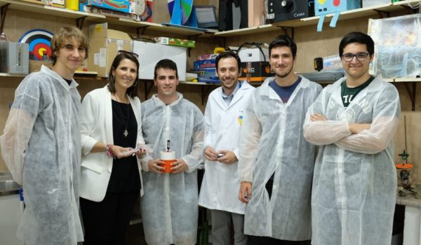 En el centro de la imagen Marcos Naz, junto a varios alumnos y a la delegada provincial de Educación.