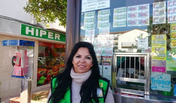 Josefa Vega es vendedora de la ONCE desde 1996 y ya ha repartido siete premios como este.