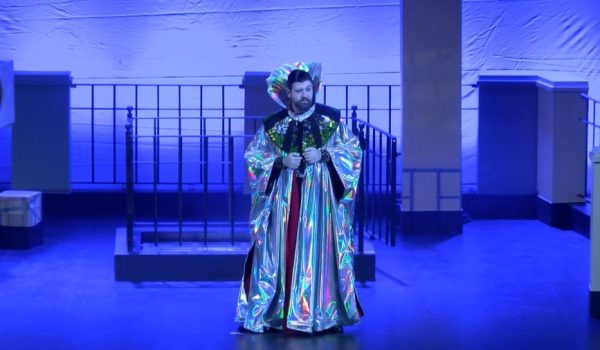 Manu Sánchez representó a un extraterrestre que aterrizó por error en Ronda y finalmente se queda para conocer las costumbres de los terrícolas.