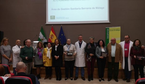 El equipo directivo posa junto a los profesionales jubilados a los que se ha hecho entrega de una placa conmemorativa.