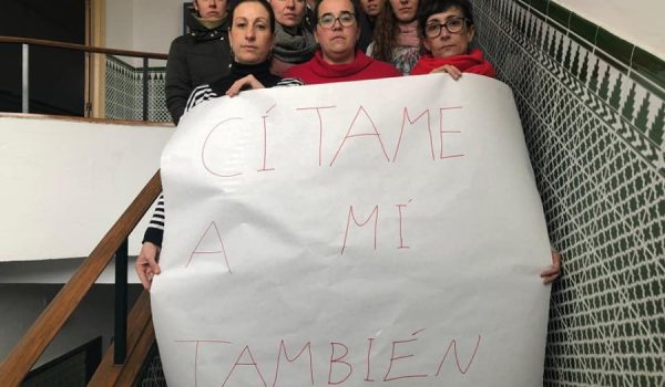 Un grupo de profesores del IES Pérez de Guzmán exhibe una pancarta de apoyo al profesor llevado ante el juez por los padres de un alumno.