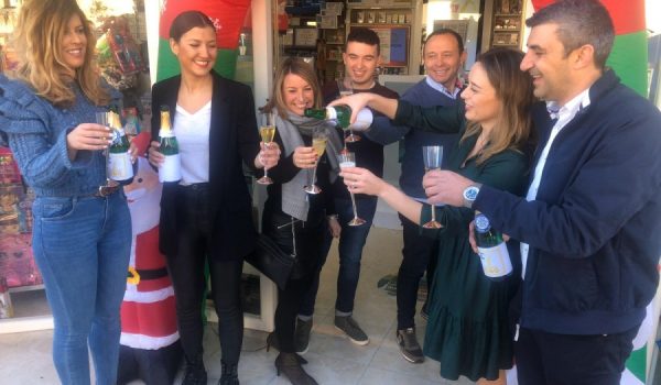 Los responsables del estanco de la Avenida de Málaga, 52, celebran con júbilo los premios repartidos por el Sorteo de Navidad.