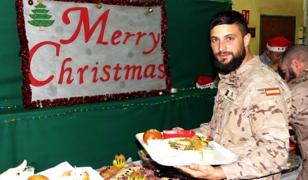 El sargento Márquez, perteneciente a la 3ª Compañía de la Xª Bandera, durante la cena de Nochebuena en el KTC de Koulikoro