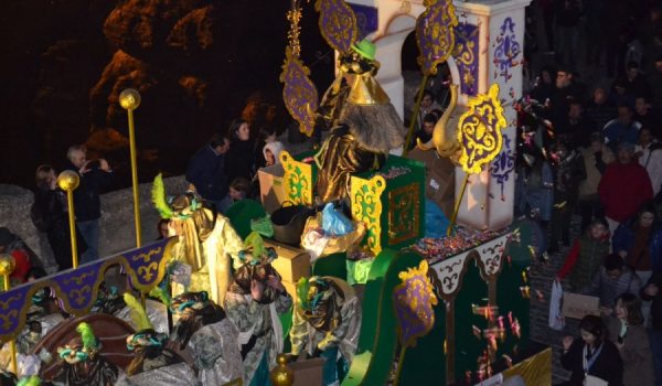 La carroza del Rey Baltasar a su paso por el Puente Nuevo.