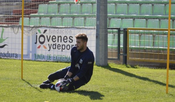 El guardameta rondeño, durante un entrenamiento en el estadio Romano