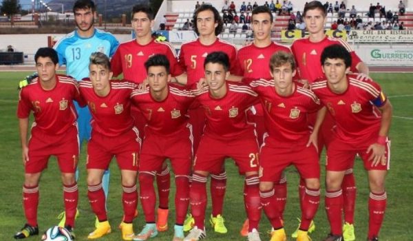 Aleñá, en la fila inferior con el brazalete de capitán, en los prolegómenos del España-Alemania Sub-17 celebrado en Ronda