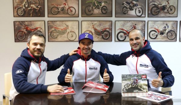 Guerrero, en el centro, tras firmar el contrato con su nuevo equipo para esta temporada