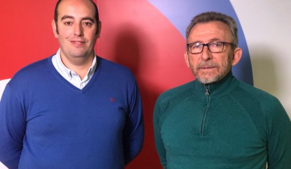 El Hermano Mayor del Santo Entierro, Miguel Becerra, junto con el Vocal de Caridad de la Hermandad, Manuel Pérez Avilés.