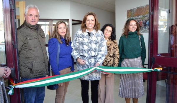 La alcaldesa de Ronda acompañada por varios miembros del equipo de gobierno y de la Hermandad del Santo Entierro durante la inauguración del centro.