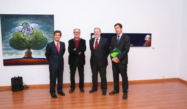 El autor de la exposición, rodeado de representantes de Unicaja.