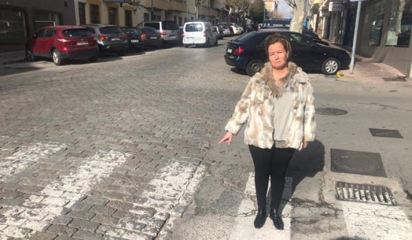 En la imagen Lidia señala el lugar en el que sufrió la caída.