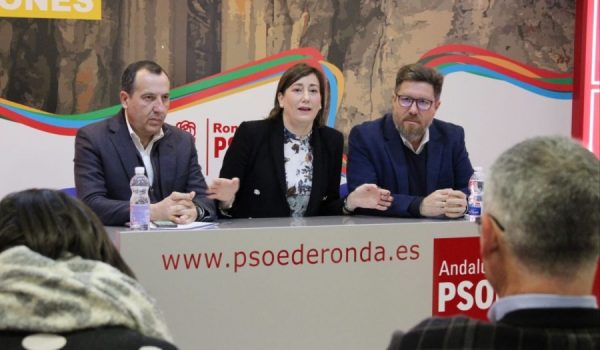 El parlamentario andaluz lamentó la escasez de especialistas del hospital comarcal que obliga a los pacientes a desplazarse fuera de Ronda para recibir sus tratamientos.