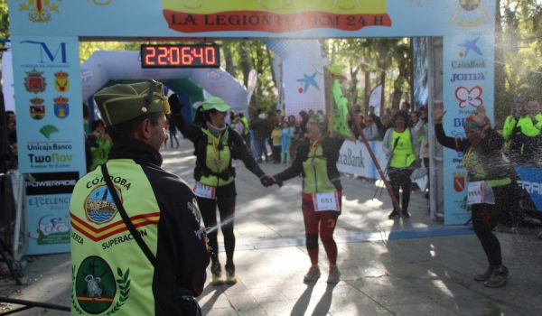 Un grupo de marchadoras, celebrando su entrada en la meta de la Alameda del Tajo