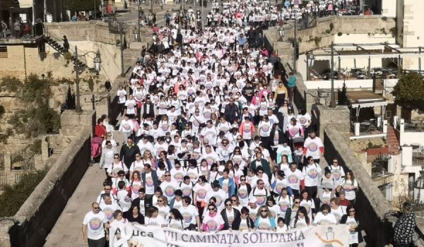 La asociación recorrió unos 7 kilómetros desde la Alameda del Tajo para mostrar su apoyo a los enfermos de cáncer.