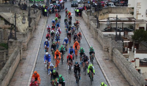 Imagen del paso del pelotón de la Vuelta a Andalucía por nuestra ciudad en febrero de 2017