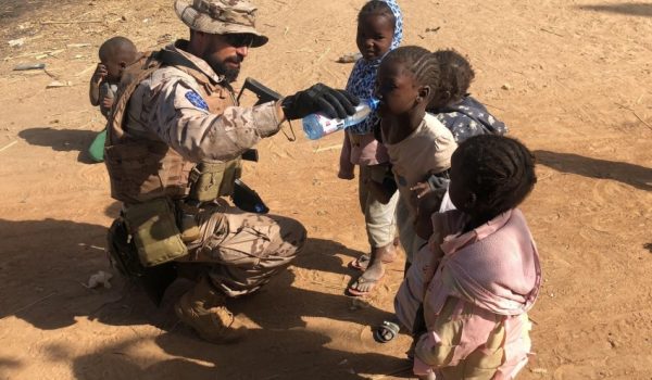 El legionario Mateos, perteneciente a la Xª Bandera, dando de beber a unos niños en un poblado cercano a Koulikoro (Mali)