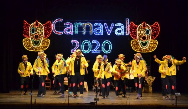 La Gala de Carnaval contó con actuaciones de agrupaciones locales y la comparsa "En llamas" de Campillos.