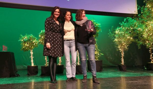 Representantes del Foro Feminista Rural recogen su premio en el auditorio Edgar Neville.