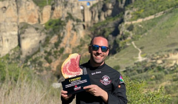 El chef argentino Martín Abramzon muestra su primer premio con el que representará a Andalucía Oriental en la fase final del concurso.
