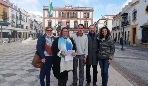 Varios trabajadores del Centro Especial de Empleo Ronda Asprodisis, junto con su gerente Jacinto Castillo, tras la lectura del manifiesto.