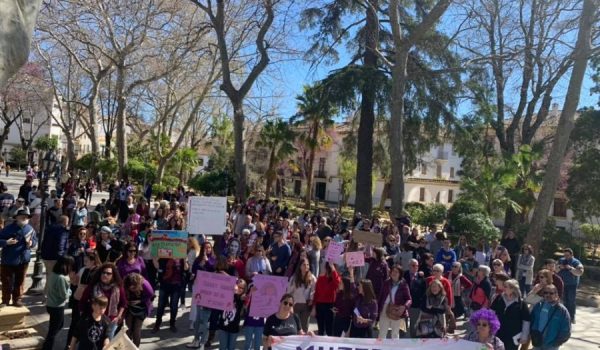 Imagen de un grupo de manifestantes a su llegada a la Alameda del Tajo para escuchar el manifiesto feminista del 8-M.