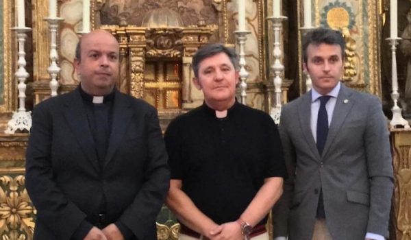 En el centro de la imagen el sacerdote Francisco Ruiz, el día en que fue anunciado como pregonero de la Semana Santa rondeña.