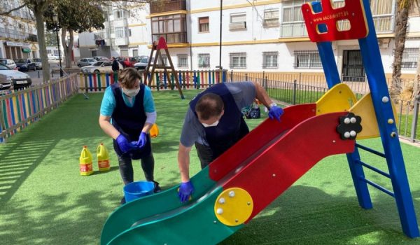 Trabajadores municipales desinfectando un parque infantil en San Cristóbal