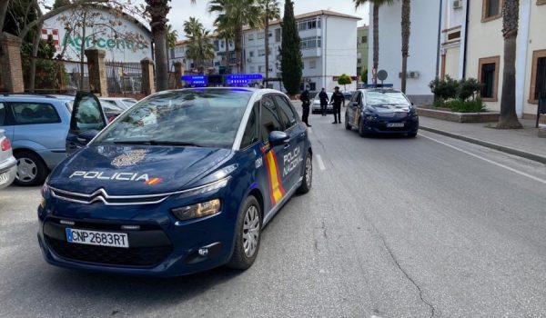 Dispositivo del Cuerpo Nacional de Policía, este mediodía junto a la Residencia Militar.