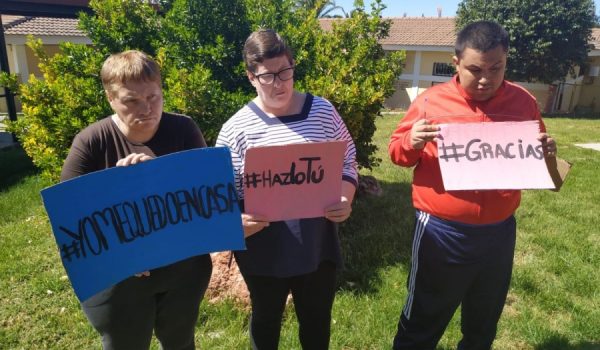 Varias personas con discapacidad intelectual han elaborado pancartas para reivindicar la importancia de quedarse en casa para prevenir posibles contagios.