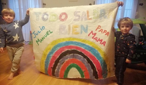 Julio y Manuel exhiben desde casa su pancarta de apoyo.