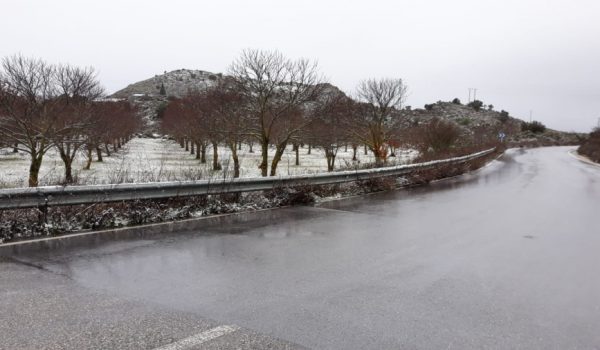 El descenso de temperaturas ha provocado la aparición de nieve por encima de los 800 metros