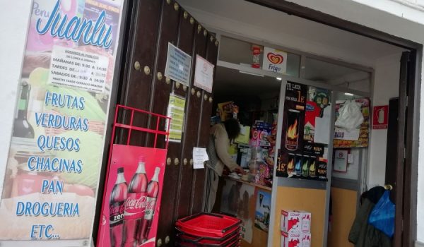 Los propietarios de las tiendas de barrio han experimentado un incremento de ventas en los últimos días.