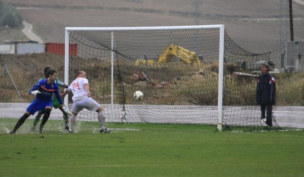 El terreno de juego presentó su peor cara a consecuencia de las lluvias.