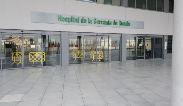 Entrada principal al Hospital Comarcal de la Serranía