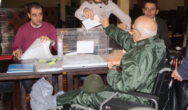 Un ciudadano ejerce su derecho al voto en el Hogar del Pensionista.