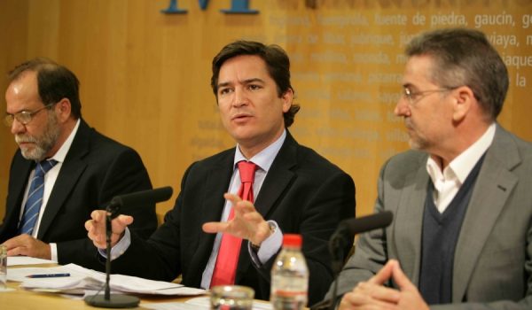 El diputado de Medio Ambiente, rodeado de los alcaldes de Benaoján y Montejaque.