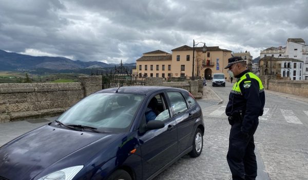 Un agente de la Policía Local, durante un control rutinario a conductores en la Plaza de España