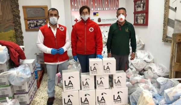 La fábrica de aceite LA Organic ha donado 120 botellas de su producto a familias con pocos recursos.