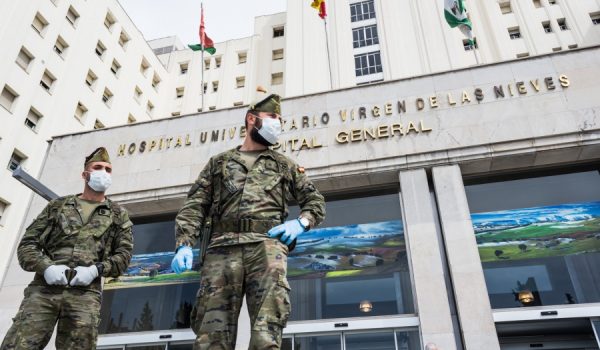 Dos legionarios llegados desde Ronda, ante la entrada del Hospital Universitario Virgen de las Nieves