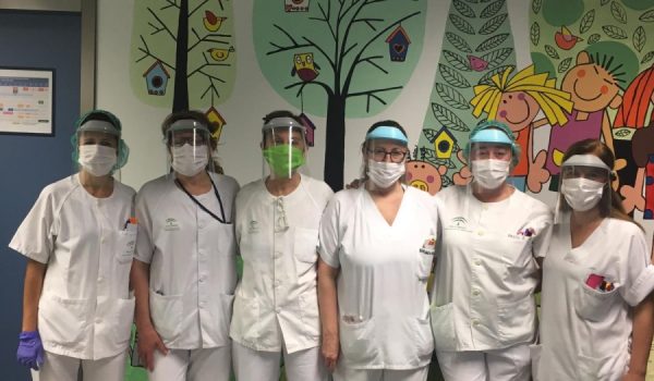 El personal de Urgencias porta las viseras e acetato para atender a los posibles casos de coronavirus en Ronda.