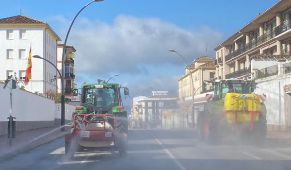 Los tractores han emprendido las labores de limpieza desde la periferia hasta el centro de la ciudad, y los trabajadores de SOLIARSA en sentido contrario.
