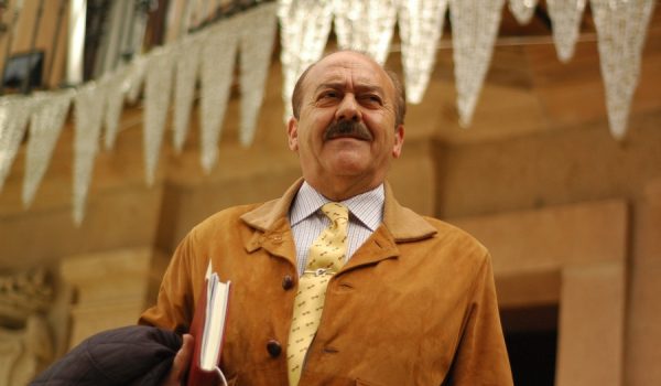 El edil de Fiestas, Vicente Becerra, delante de la iluminación navideña del Ayuntamiento.