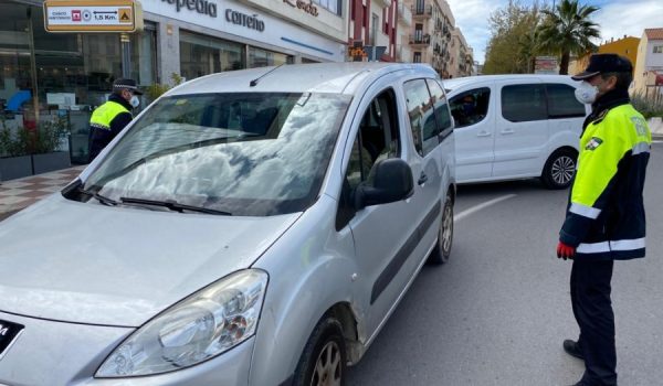 Los agentes informan de que varios ciudadanos han infringido la orden en reiteradas ocasiones.