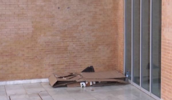 Cartones apilados junto al Teatro Municipal Vicente Espinel.