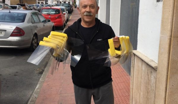 Salvador Vargas fabrica cada día unas 50 pantallas protectoras para paliar la escasez de material de protección individual.