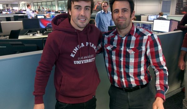 Iván Roldán, a la derecha, acompañado por Fernando Alonso