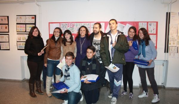Los ganadores posando junto a la delegada de Igualdad y Mujer y Raúl Guerra, miembro del jurado.