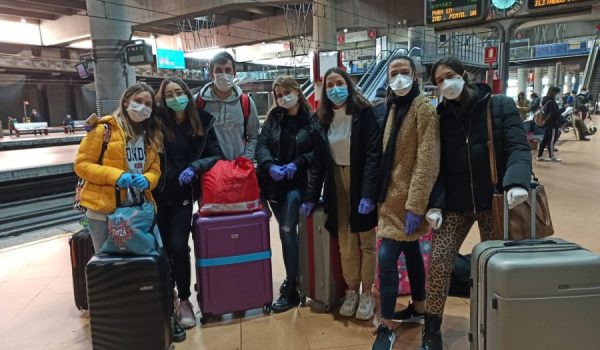El grupo de alumnos y un enfermero a su llegada a la capital española esta tarde.
